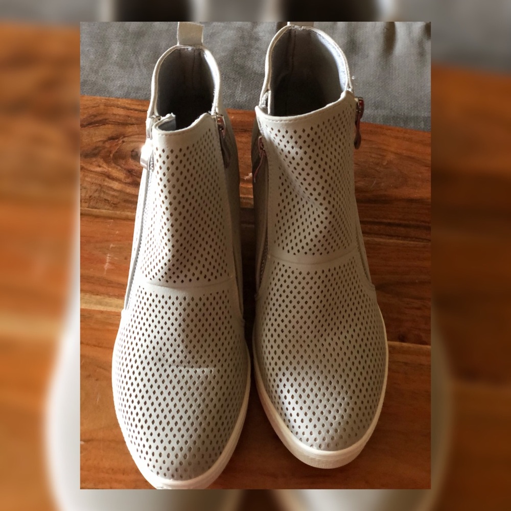 CCOCCI WEDGE LIGHT GRAY SNEAKER size 8 NWOT